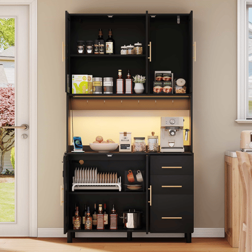 Buffet 183 cm - Com luzes LED controladas por aplicação, 2 USB, 2 tomadas, prateleiras ajustáveis, 3 gavetas, puxadores metálicos dourados - Preto