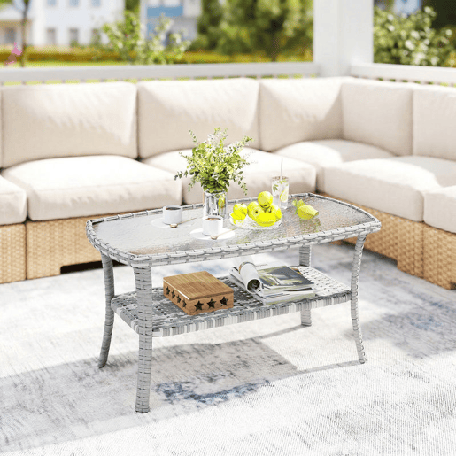 Outsunny Mesa de Jardim Exterior em Vime com Prateleira Mesa Auxiliar Retangular Tampo de Vidro Temperado Ondulado Estrutura em Aço para Terraço Pátio 90x50x45 cm Cinzento Escuro