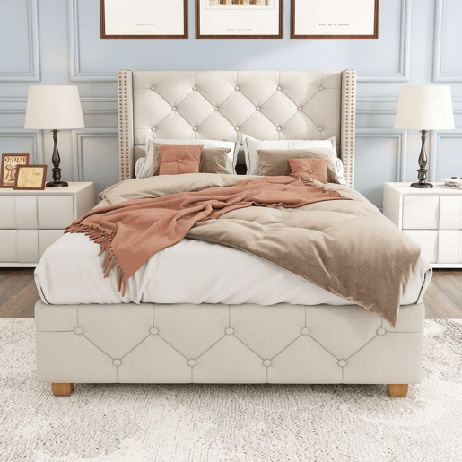 Cama estofada 90*200 - cabeceira acolchoada com botões e tachas, estrado de ripas, pés de madeira - Bege