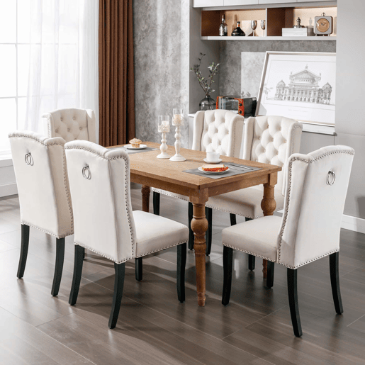 Conjunto de 2 cadeiras de veludo com pernas de carvalho - decoradas com rebites - Bege Conjunto de 2 cadeiras de veludo com pernas de carvalho - decoradas com rebites - Bege