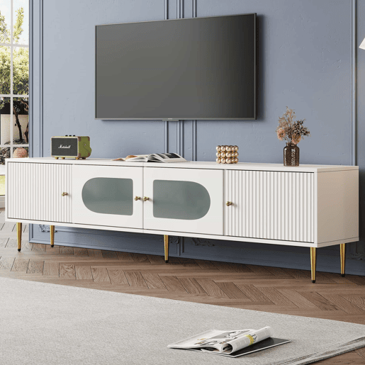 Móvel de TV 170 cm - Corpo branco com pés e puxadores dourados, 2 portas com ranhuras verticais e 2 com vidro curvo - Branco