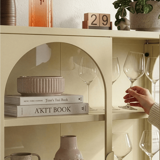 Vitrina aparador Klippestad 2 portas aço 95x80x35 cm cor de camelo en.casa