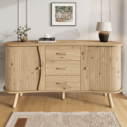 Aparador de dimensões não especificadas - design ondulado com ranhuras, duas portas de correr, três gavetas, prateleiras ajustáveis, pés em madeira maciça, estilo escandinavo moderno, MDF - Natural