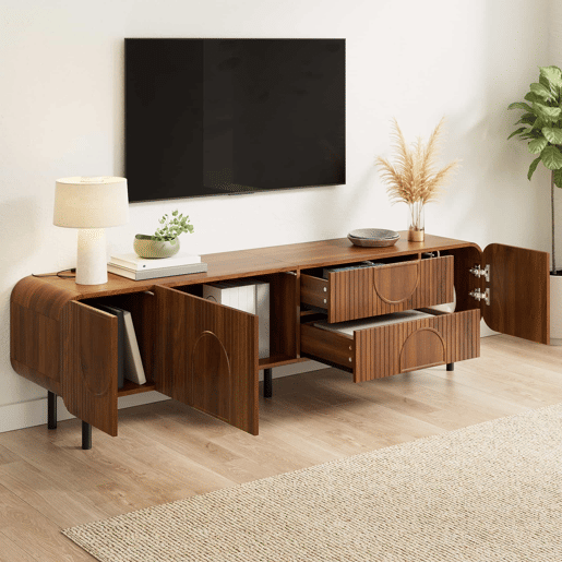 Móvel de TV com 3 portas e 2 gavetas - estilo Mid-Century, ranhuras verticais, relevos em arco, cantos arredondados, pés metálicos, passagem para cabos, móvel de sala - Nogueira