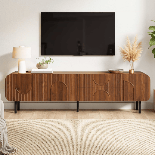 Móvel de TV com 3 portas e 2 gavetas - estilo Mid-Century, ranhuras verticais, relevos em arco, cantos arredondados, pés metálicos, passagem para cabos, móvel de sala - Nogueira