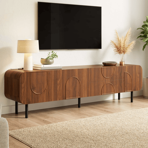 Móvel de TV com 3 portas e 2 gavetas - estilo Mid-Century, ranhuras verticais, relevos em arco, cantos arredondados, pés metálicos, passagem para cabos, móvel de sala - Nogueira