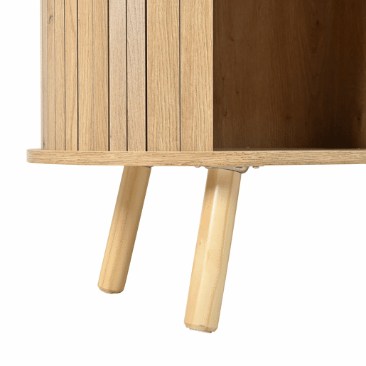 Aparador de dimensões não especificadas - design ondulado com ranhuras, duas portas de correr, três gavetas, prateleiras ajustáveis, pés em madeira maciça, estilo escandinavo moderno, MDF - Natural