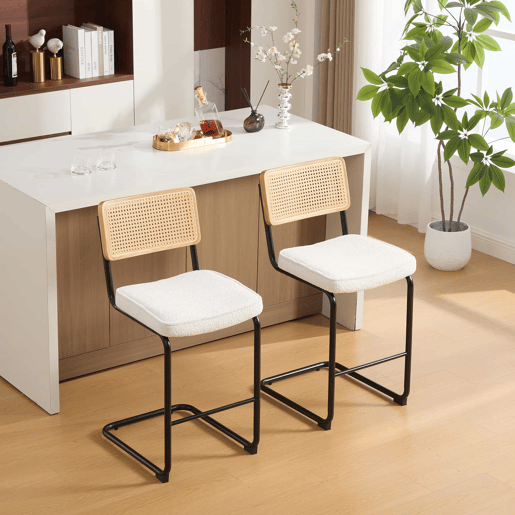 Bancos de bar (2 unidades) - design de alto brilho, assento em chenille, encosto com estrutura em madeira e efeito rattan, sem braços, pernas metálicas lacadas - Marfim Bancos de bar (2 unidades) - design de alto brilho, assento em chenille, encosto com estrutura em madeira e efeito rattan, sem braços, pernas metálicas lacadas - Marfim