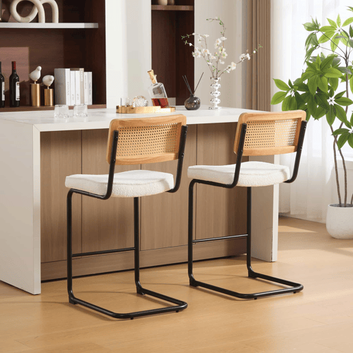 Bancos de bar (2 unidades) - design de alto brilho, assento em chenille, encosto com estrutura em madeira e efeito rattan, sem braços, pernas metálicas lacadas - Marfim Bancos de bar (2 unidades) - design de alto brilho, assento em chenille, encosto com estrutura em madeira e efeito rattan, sem braços, pernas metálicas lacadas - Marfim