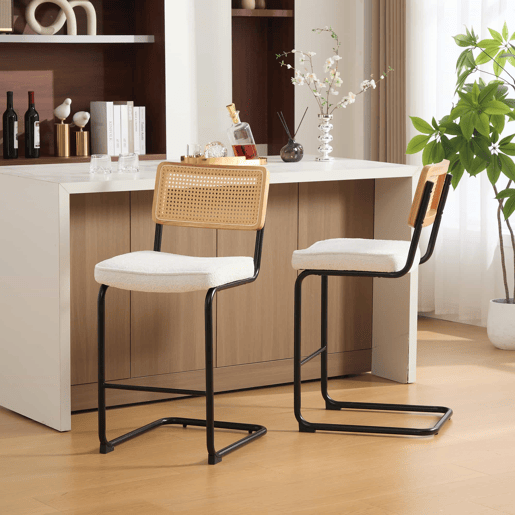 Bancos de bar (2 unidades) - design de alto brilho, assento em chenille, encosto com estrutura em madeira e efeito rattan, sem braços, pernas metálicas lacadas - Marfim Bancos de bar (2 unidades) - design de alto brilho, assento em chenille, encosto com estrutura em madeira e efeito rattan, sem braços, pernas metálicas lacadas - Marfim