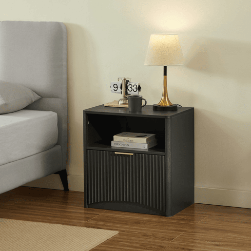 Mesa de cabeceira pequena - com gaveta aberta e puxadores dourados, economiza espaço, para o quarto e a sala - Preto