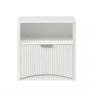 Mesa de cabeceira com gaveta aberta e puxadores dourados, design compacto para o quarto e a sala - Branco