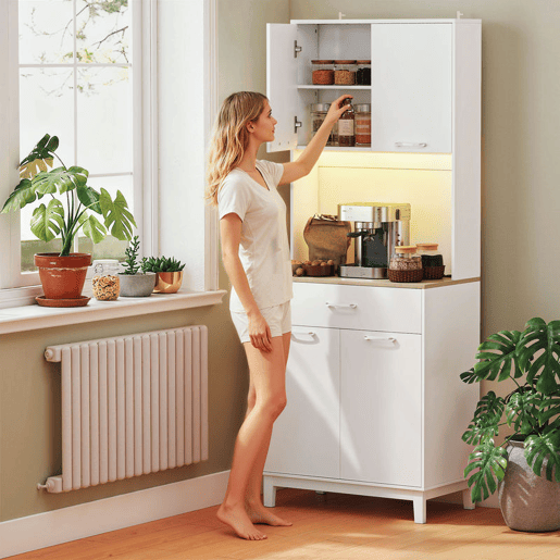 HOMCOM Aparador de Cozinha com Luzes LED e Estação de Carregamento, Controlo por APP, Móvel Auxiliar com 4 Portas, Gaveta, Bancada Aberta para Micro-ondas, Prateleiras Ajustáveis, 71x40x180 cm, Branco