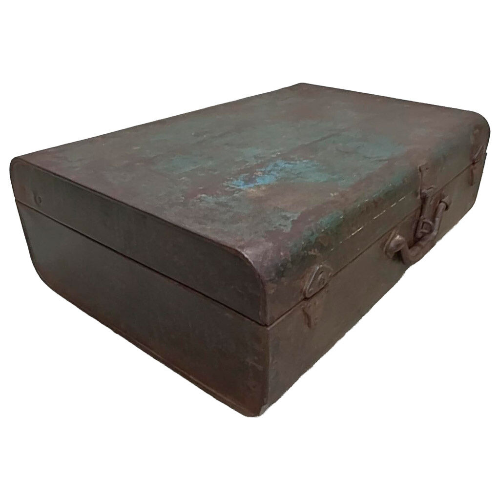 Maleta de metal acabado artesanal marrón 67x37x25h cm