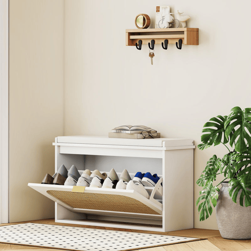 HOMCOM Banco Sapateira Boho, Banco de Entrada Estreito com Assento Acolchoado, Porta de Ráton, Gaveta Basculante, Prateleira Ajustável, para 8 Pares de Sapatos, para Hall ou Quarto, 80x26x47,5 cm, Branco HOMCOM Banco Sapateira Boho, Banco de Entrada Estreito com Assento Acolchoado, Porta de Ráton, Gaveta Basculante, Prateleira Ajustável, para 8 Pares de Sapatos, para Hall ou Quarto, 80x26x47,5 cm, Branco
