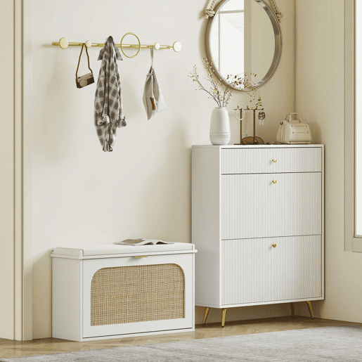 HOMCOM Banco Sapateira Boho, Banco de Entrada Estreito com Assento Acolchoado, Porta de Ráton, Gaveta Basculante, Prateleira Ajustável, para 8 Pares de Sapatos, para Hall ou Quarto, 80x26x47,5 cm, Branco HOMCOM Banco Sapateira Boho, Banco de Entrada Estreito com Assento Acolchoado, Porta de Ráton, Gaveta Basculante, Prateleira Ajustável, para 8 Pares de Sapatos, para Hall ou Quarto, 80x26x47,5 cm, Branco