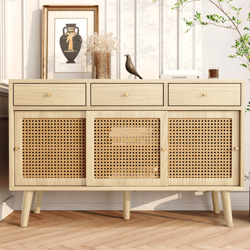 Aparador Retro Elegante de Sala de Estar Jantar Móvel Auxiliar com 3 Portas de Correr de Rotim e 3 Gavetas Armário de Arrumação de Madeira com Prateleiras Ajustáveis 120x40x78cm Carvalho Aparador Retro Elegante de Sala de Estar Jantar Móvel Auxiliar com 3 Portas de Correr de Rotim e 3 Gavetas Armário de Arrumação de Madeira com Prateleiras Ajustáveis 120x40x78cm Carvalho