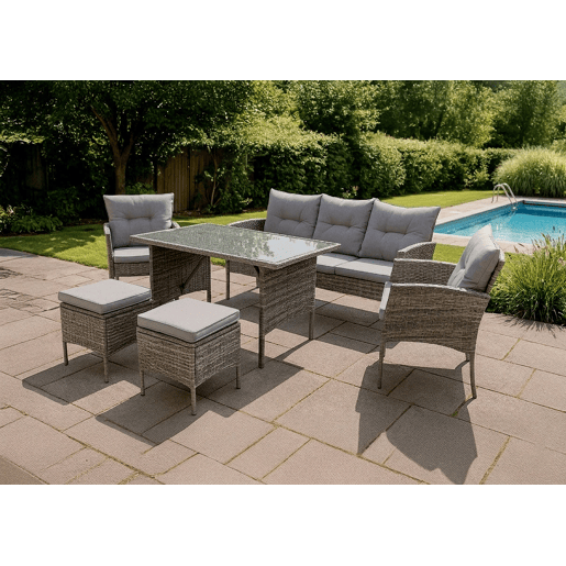 Conjunto Sebas em rattan PE: sofá, mesa, 2 poltronas e 2 pufes. Móveis para jardim e varanda, em rattan cinza.