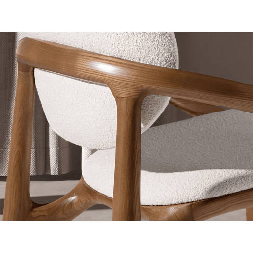 Cadeira estofada em tecido branco cru com pés nogueira - modelo 4254