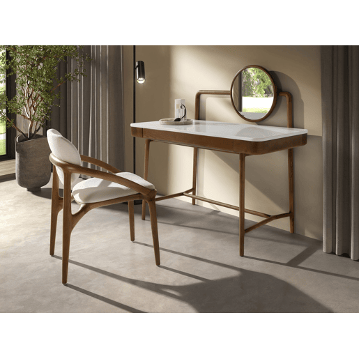 Cadeira estofada em tecido branco cru com pés nogueira - modelo 4254