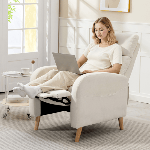 Poltrona reclinável Relax, estofada em linho sintético, com apoio para os pés e bolsos laterais, capacidade de carga de 135 kg, cor creme.