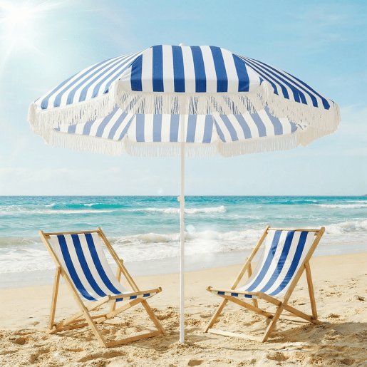 Guarda-sol de praia com franjas, Ø180 cm, para uso externo, com altura ajustável e inclinação de 30°, nas cores azul e branca. Guarda-sol de praia com franjas, Ø180 cm, para uso externo, com altura ajustável e inclinação de 30°, nas cores azul e branca.