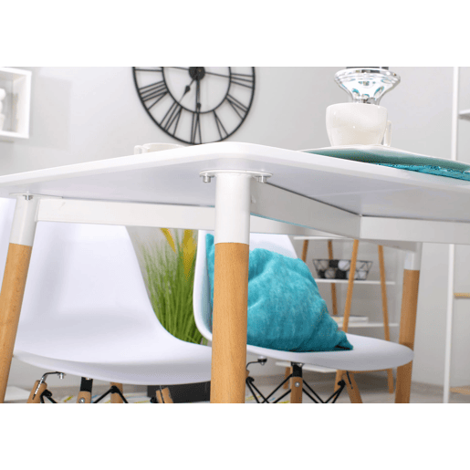 Mesa de jantar Adria 80 × 120 cm, com tampo em MDF, com pernas de madeira de faia, acabamento branco. Mesa de jantar Adria 80 × 120 cm, com tampo em MDF, com pernas de madeira de faia, acabamento branco.