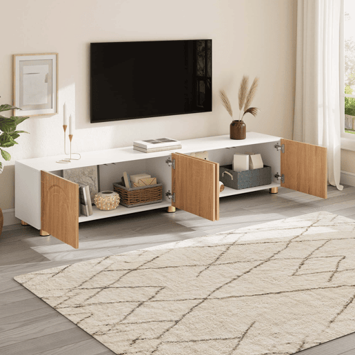 Móvel de TV tipo lowboard sem dimensões específicas - 4 portas, relevo arqueado, pés metálicos, moderno - Natural e branco Móvel de TV tipo lowboard sem dimensões específicas - 4 portas, relevo arqueado, pés metálicos, moderno - Natural e branco