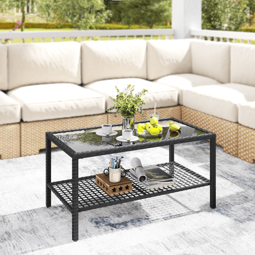 Mesa lateral de jardim em rattan com prateleira, tampo de vidro temperado e estrutura de aço, 92x50x45 cm, preta. Mesa lateral de jardim em rattan com prateleira, tampo de vidro temperado e estrutura de aço, 92x50x45 cm, preta.
