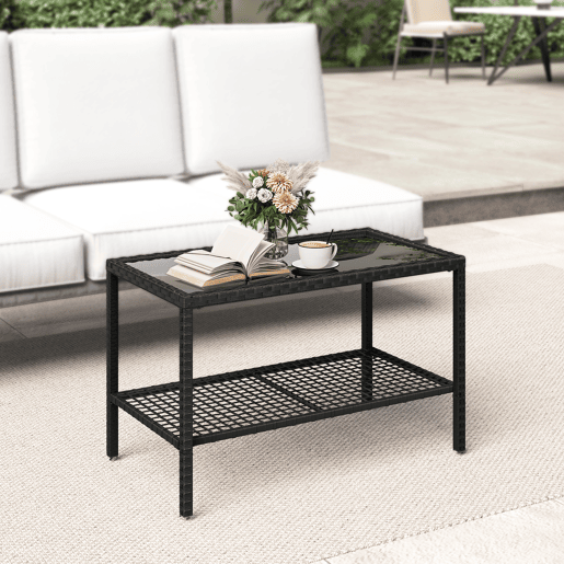 Mesa lateral de jardim em rattan com prateleira, tampo de vidro temperado e estrutura de aço, 92x50x45 cm, preta. Mesa lateral de jardim em rattan com prateleira, tampo de vidro temperado e estrutura de aço, 92x50x45 cm, preta.