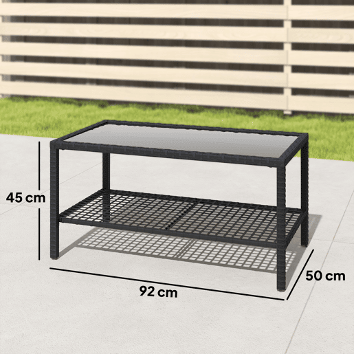 Mesa lateral de jardim em rattan com prateleira, tampo de vidro temperado e estrutura de aço, 92x50x45 cm, preta. Mesa lateral de jardim em rattan com prateleira, tampo de vidro temperado e estrutura de aço, 92x50x45 cm, preta.