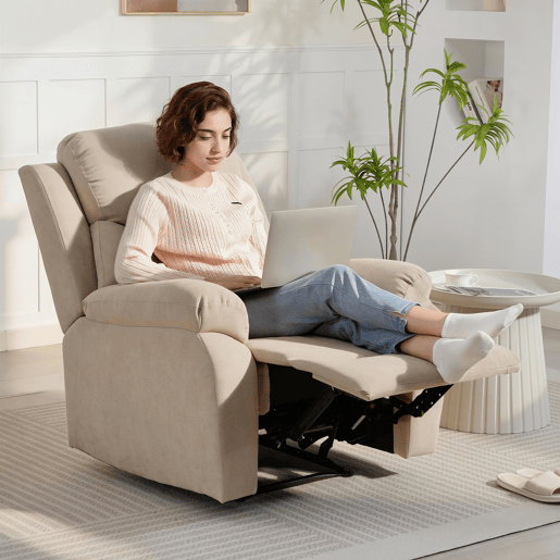 Poltrona reclinável manual de 150°, estofada em tecido com aparência de linho, com apoio para os pés e braços acolchoados, na cor bege. Poltrona reclinável manual de 150°, estofada em tecido com aparência de linho, com apoio para os pés e braços acolchoados, na cor bege.