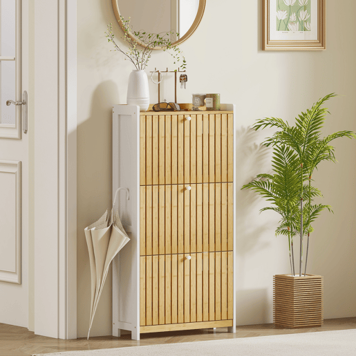 Sapateira estreita de bambu com 3 portas, prateleiras ripadas, capacidade ajustável para 18 pares de sapatos, branca e natural