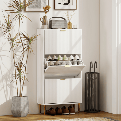 Sapateira estreita com 3 portas caneladas e prateleiras ajustáveis para 18 pares de sapatos, 60x24x122,5 cm, branca Sapateira estreita com 3 portas caneladas e prateleiras ajustáveis para 18 pares de sapatos, 60x24x122,5 cm, branca
