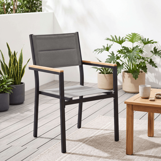 Conjunto de 2 cadeiras de exterior empilháveis u200Bu200Bcom apoio de braços, em alumínio e textilene cinza, 56x55x85 cm