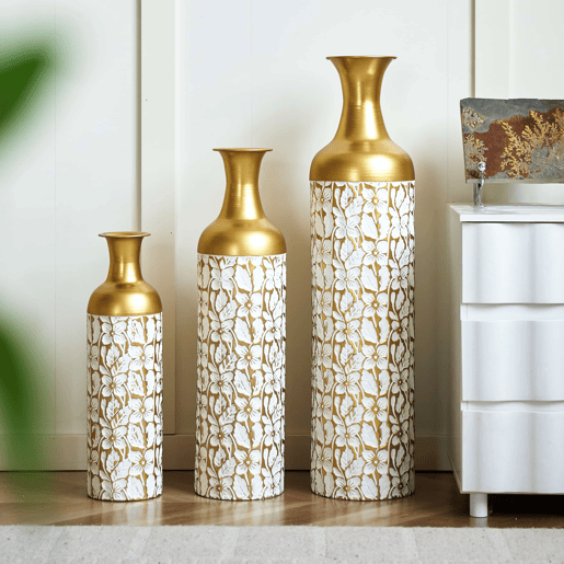 Conjunto de 3 vasos de chão 506685 cm - Decorativos em metal com padrão floral para a sala, interior e jardim - Dourado e branco Conjunto de 3 vasos de chão 506685 cm - Decorativos em metal com padrão floral para a sala, interior e jardim - Dourado e branco