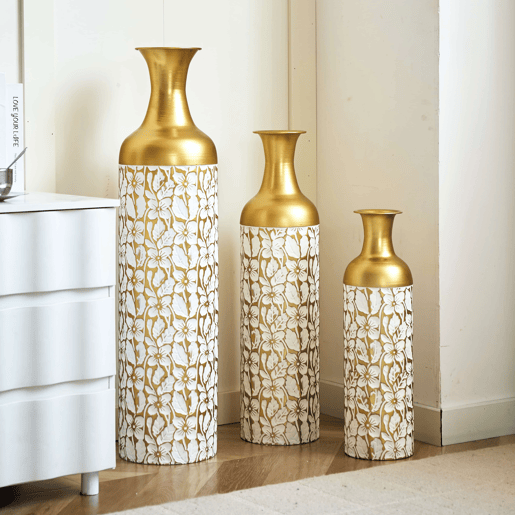 Conjunto de 3 vasos de chão 506685 cm - Decorativos em metal com padrão floral para a sala, interior e jardim - Dourado e branco Conjunto de 3 vasos de chão 506685 cm - Decorativos em metal com padrão floral para a sala, interior e jardim - Dourado e branco