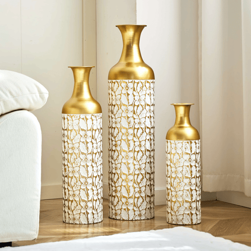 Conjunto de 3 vasos de chão 506685 cm - Decorativos em metal com padrão floral para a sala, interior e jardim - Dourado e branco Conjunto de 3 vasos de chão 506685 cm - Decorativos em metal com padrão floral para a sala, interior e jardim - Dourado e branco