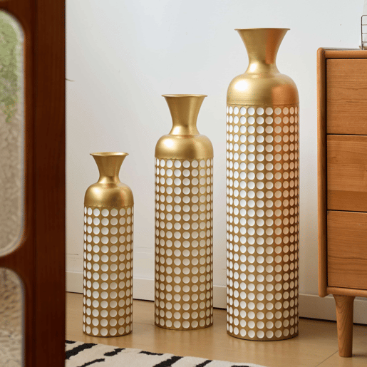 Conjunto de 3 vasos de chão (506683 cm) - Metal com padrão de pontos brancos, design elegante para flores secas e ervas da pampa - Bronze antigo e branco Conjunto de 3 vasos de chão (506683 cm) - Metal com padrão de pontos brancos, design elegante para flores secas e ervas da pampa - Bronze antigo e branco