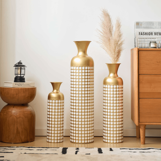 Conjunto de 3 vasos de chão (506683 cm) - Metal com padrão de pontos brancos, design elegante para flores secas e ervas da pampa - Bronze antigo e branco Conjunto de 3 vasos de chão (506683 cm) - Metal com padrão de pontos brancos, design elegante para flores secas e ervas da pampa - Bronze antigo e branco