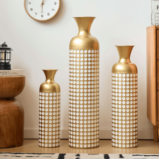 Conjunto de 3 vasos de chão (506683 cm) - Metal com padrão de pontos brancos, design elegante para flores secas e ervas da pampa - Bronze antigo e branco Conjunto de 3 vasos de chão (506683 cm) - Metal com padrão de pontos brancos, design elegante para flores secas e ervas da pampa - Bronze antigo e branco