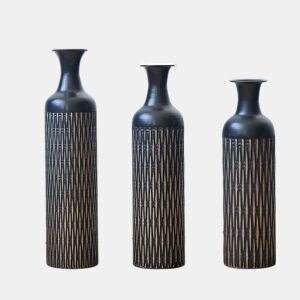 Conjunto de 3 vasos de chão em metal - vasos altos com design de ranhuras verticais para flores secas e decoração - preto