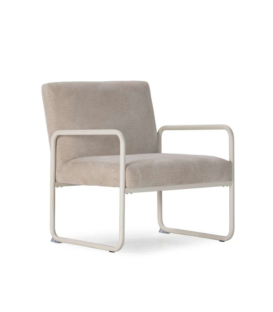 Sillón tapizado con asiento acolchado y diseño moderno