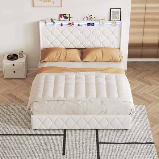 Cama estofada de 160x200 cm com baú, revestimento em veludo branco, sistema de abertura hidráulica, iluminação LED, portas de carregamento USB e Tipo-C e estrado de ripas