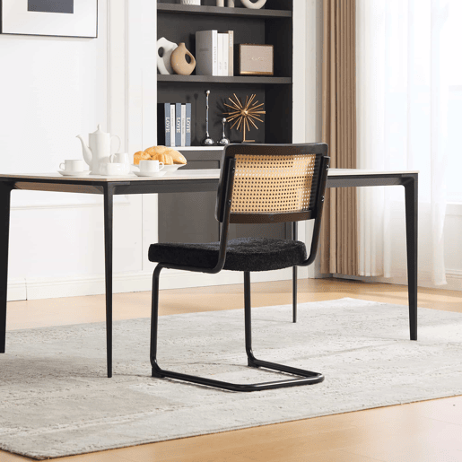 Cadeira de jantar moderna em rattan - estrutura metálica preta, estilo vintage, encosto em rattan sintético e almofada de assento em chenille para cozinha, sala de estar e quarto - preta Cadeira de jantar moderna em rattan - estrutura metálica preta, estilo vintage, encosto em rattan sintético e almofada de assento em chenille para cozinha, sala de estar e quarto - preta