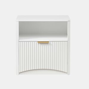 Mesa de cabeceira com gaveta aberta e puxadores dourados, design compacto para o quarto e a sala - Branco