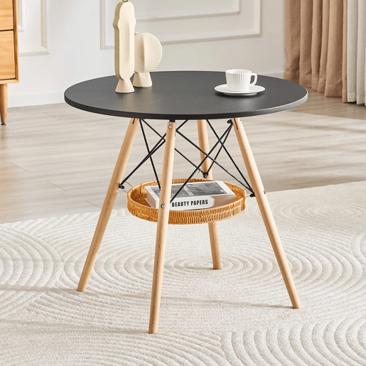 Mesa de jantar redonda Ø80 cm - tampo em MDF, pernas em madeira maciça e cesto de arrumação entrançado - preto e madeira Mesa de jantar redonda Ø80 cm - tampo em MDF, pernas em madeira maciça e cesto de arrumação entrançado - preto e madeira