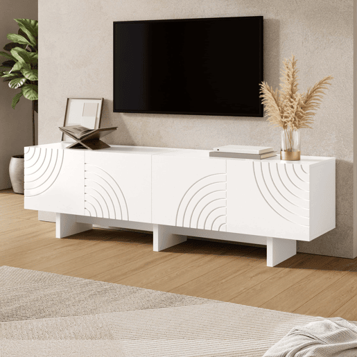 Móvel de televisão - 4 portas com padrão geométrico em arco, frentes com relevo decorativo, divisória central e amplo espaço de arrumação - branco