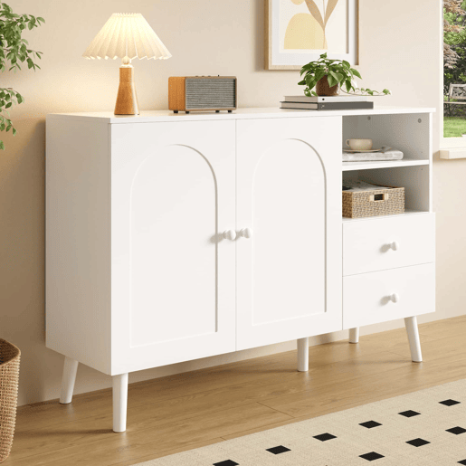 Aparador de 118 cm - portas curvas, 2 gavetas, 2 compartimentos abertos, puxadores e pés em madeira - Branco Aparador de 118 cm - portas curvas, 2 gavetas, 2 compartimentos abertos, puxadores e pés em madeira - Branco