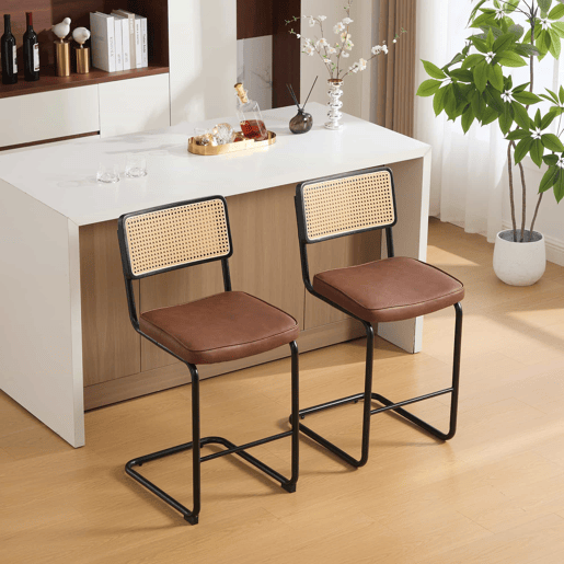 Conjunto de 2 bancos de bar modernos - design de alto brilho, estofados em couro sintético PU de estilo vintage, sem braços, encosto com estrutura em madeira e efeito rattan, pernas metálicas lacadas - Castanho Conjunto de 2 bancos de bar modernos - design de alto brilho, estofados em couro sintético PU de estilo vintage, sem braços, encosto com estrutura em madeira e efeito rattan, pernas metálicas lacadas - Castanho